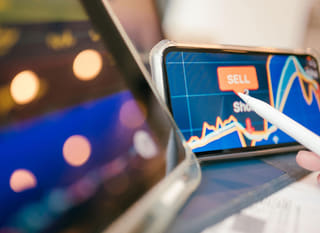Investisseur multi-marchés examinant les opportunités Bitcoin, Ethereum et forex